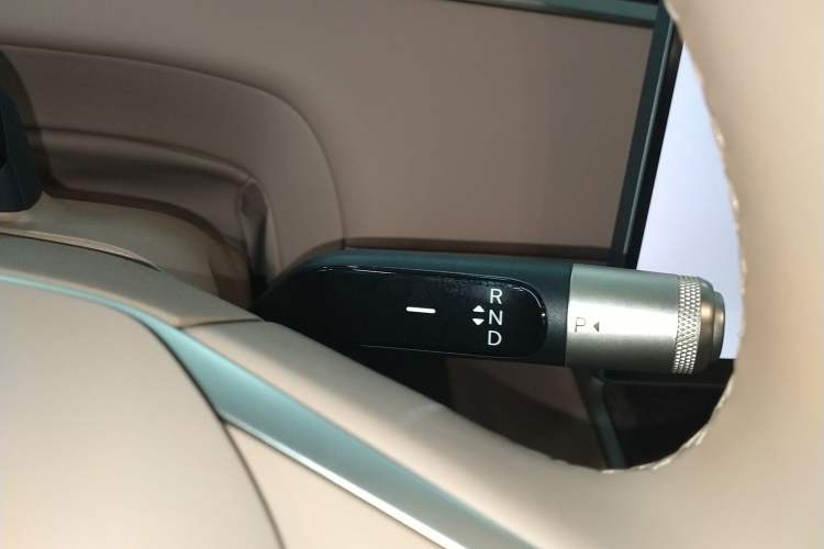Used ONVO Luxeed L90 2025 Model—Ultra Six-Seater Version Gear Lever
