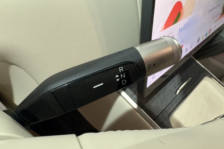 Used ONVO Luxeed L90 2025 Model—Black Knight Special Edition—Six-Seater Gear Lever