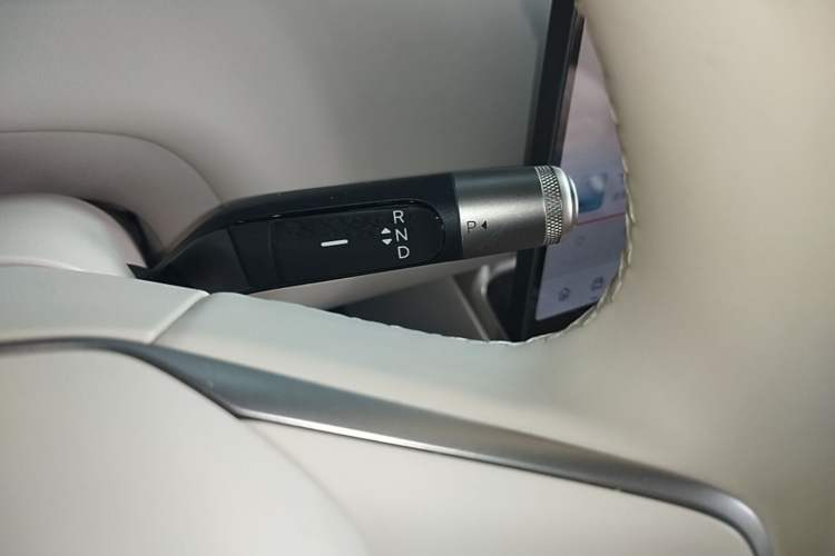 Used ONVO Luxeed L90 2025 Model—Ultra Six-Seater Version Gear Lever