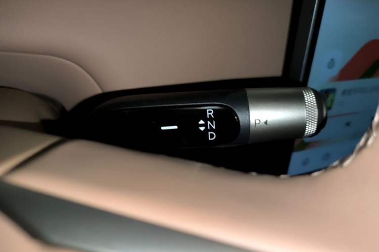 Used ONVO Luxeed L90 2025 Model—Max Six-Seater Version Gear Lever