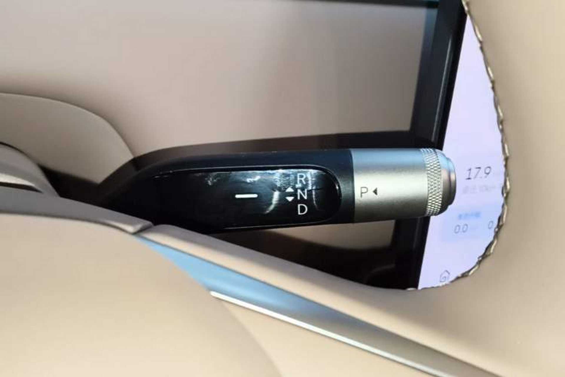 Used ONVO Luxeed L90 2025 Model—Ultra Six-Seater Version Gear Lever