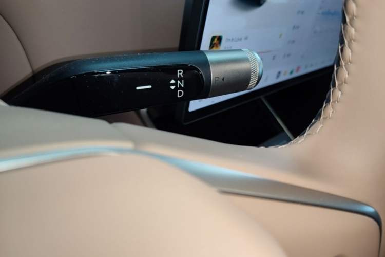 Used ONVO Luxeed L90 2025 Model—Ultra Six-Seater Version Gear Lever