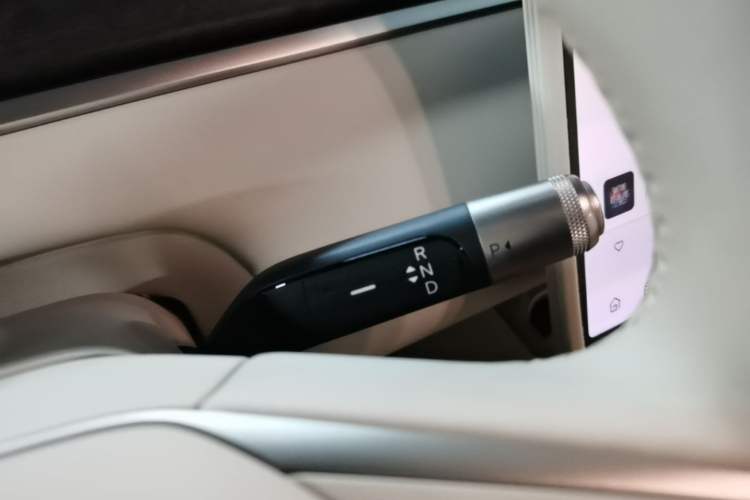 Used ONVO Luxeed L90 2025 Model Ultra Six-Seater 60-degree Battery Edition Gear Lever