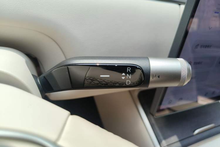 Used ONVO Luxeed L90 2025 Model—Ultra Six-Seater Version Gear Lever