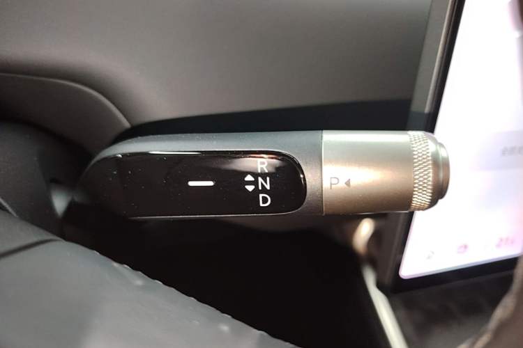 Used ONVO Luxeed L90 2025 Model—Ultra Six-Seater Version Gear Lever