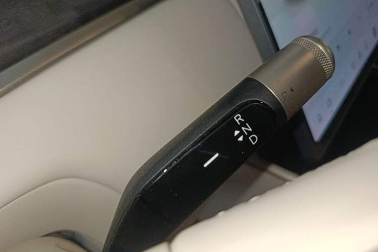 Used ONVO Luxeed L90 2025 Model—Ultra Six-Seater Version Gear Lever