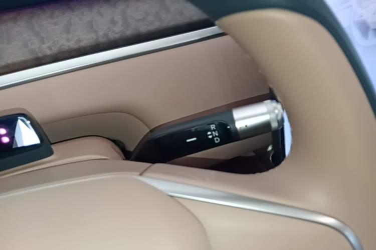 Used ONVO Luxeed L90 2025 Model—Ultra Six-Seater Version Gear Lever