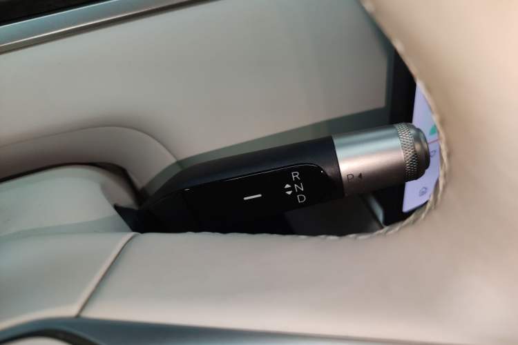 Used ONVO Luxeed L90 2025 Model—Ultra Six-Seater Version Gear Lever
