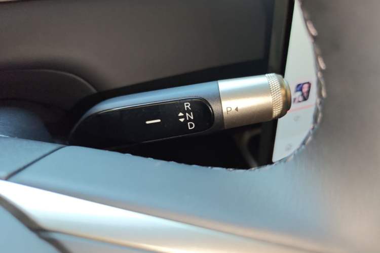 Used ONVO Luxeed L90 2025 Model—Ultra Six-Seater Version Gear Lever