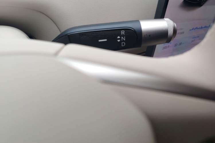 Used ONVO Luxeed L90 2025 Model—Max Seven-Seater Version Gear Lever