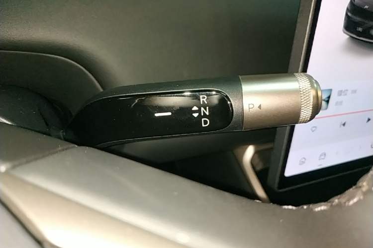 Used ONVO Luxeed L90 2025 Model—Ultra Six-Seater Version Gear Lever