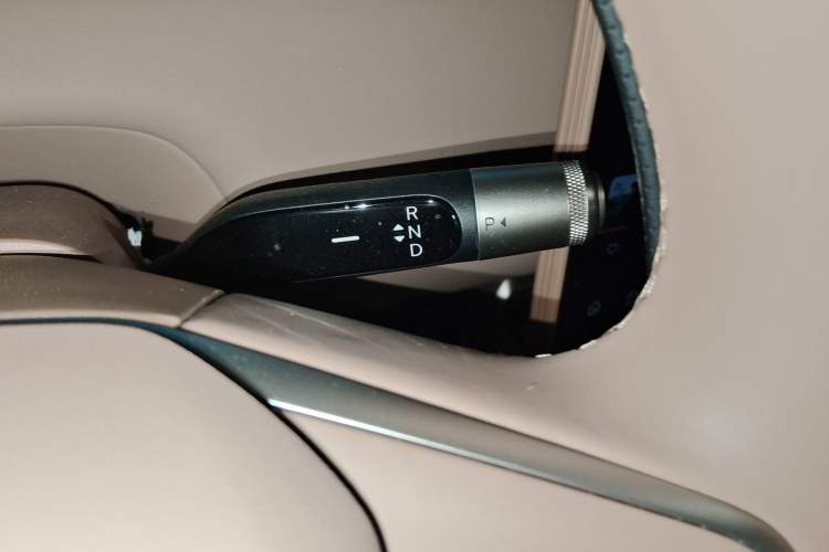 Used ONVO Luxeed L90 2025 Model—Max Six-Seater Version Gear Lever