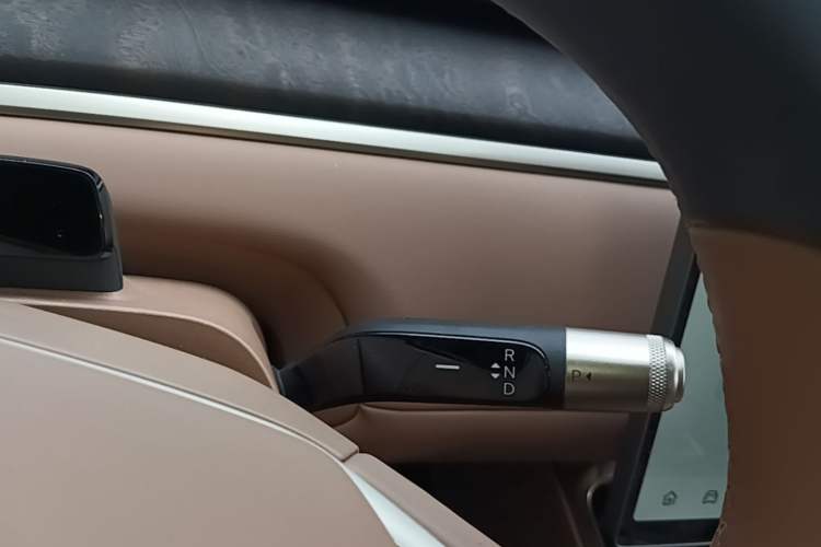 Used ONVO Luxeed L90 2025 Model—Ultra Six-Seater Version Gear Lever