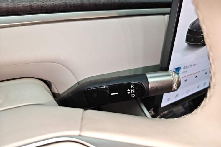 Used ONVO Luxeed L90 2025 Model—Max Six-Seater Version Gear Lever