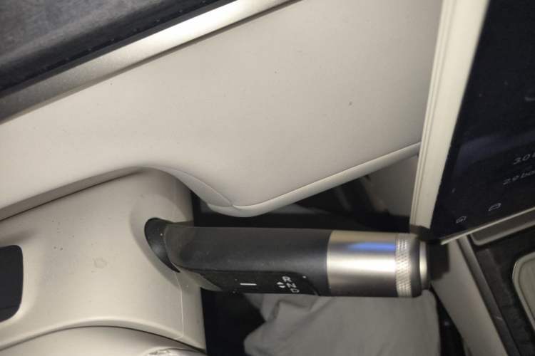 Used ONVO Luxeed L90 2025 Model—Ultra Six-Seater Version Gear Lever