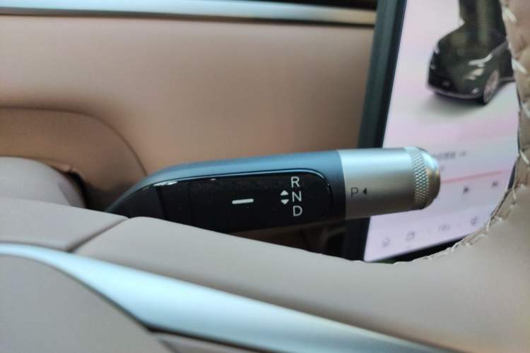 Used ONVO Luxeed L90 2025 Model—Max Six-Seater Version Gear Lever