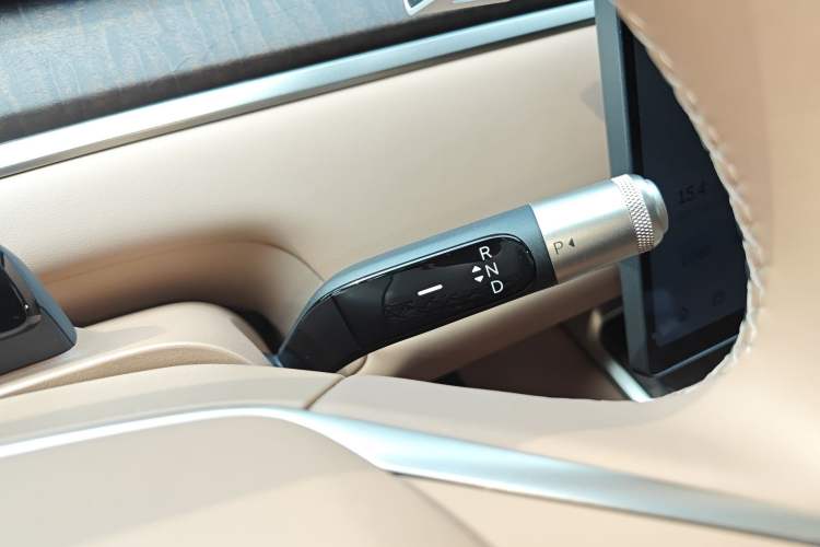 Used ONVO Luxeed L90 2025 Model—Ultra Six-Seater Version Gear Lever