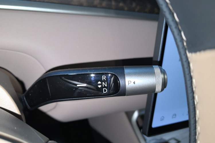 Used ONVO Luxeed L90 2025 Model—Ultra Six-Seater Version Gear Lever