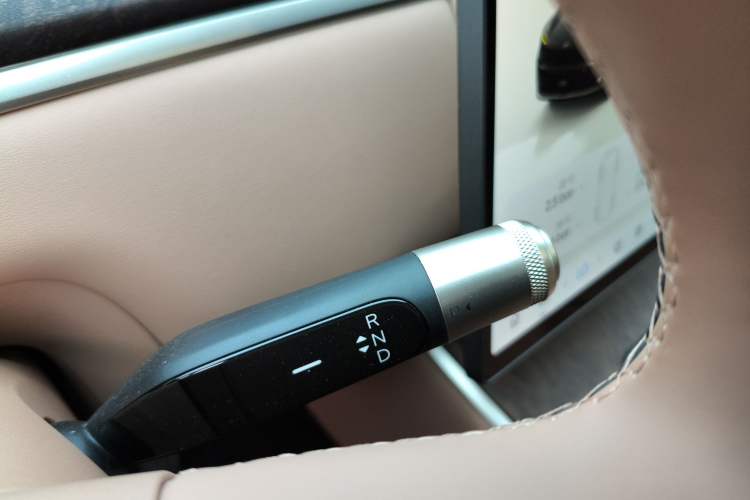 Used ONVO Luxeed L90 2025 Model—Ultra Six-Seater Version Gear Lever