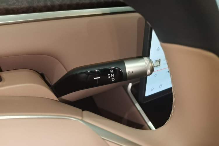 Used ONVO Luxeed L90 2025 Model—Max Six-Seater Version Gear Lever