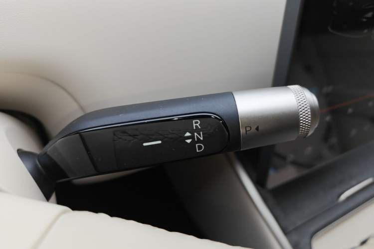 Used ONVO Luxeed L90 2025 Model—Max Six-Seater Version Gear Lever