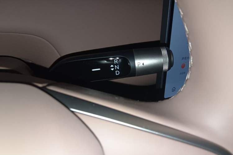 Used ONVO Luxeed L90 2025 Model—Ultra Six-Seater Version Gear Lever