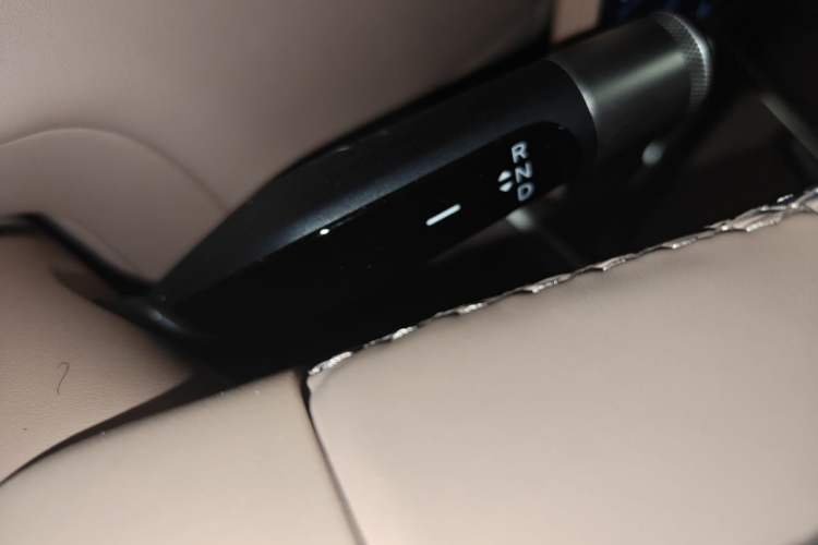 Used ONVO Luxeed L90 2025 Model—Max Six-Seater Version Gear Lever