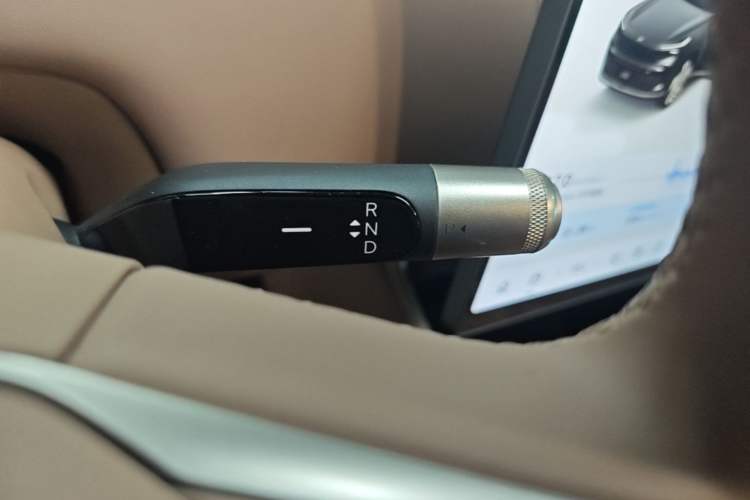 Used ONVO Luxeed L90 2025 Model—Ultra Six-Seater Version Gear Lever