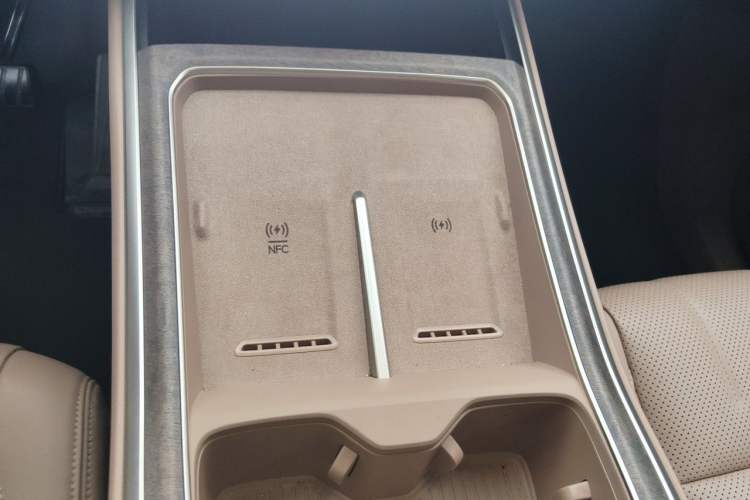 Used ONVO Luxeed L90 2025 Model—Max Seven-Seater Version Gear Lever