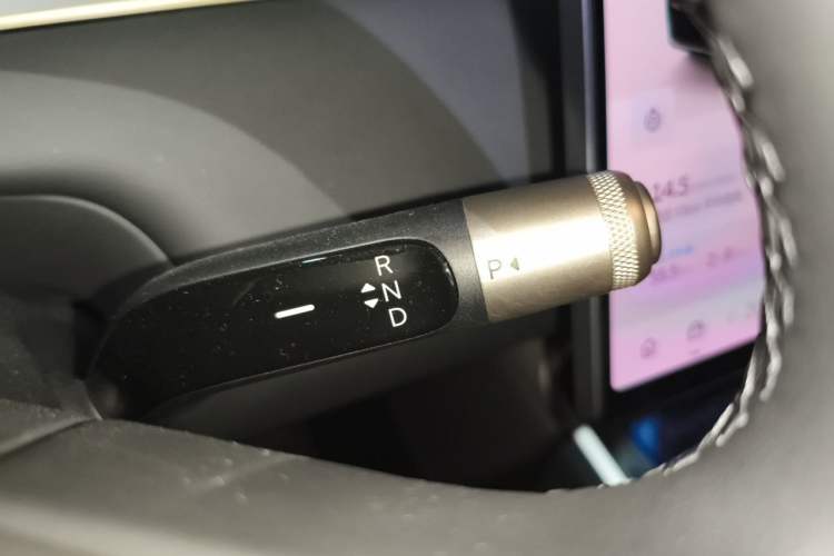 Used ONVO Luxeed L90 2025 Model—Pro Six-Seater Version Gear Lever