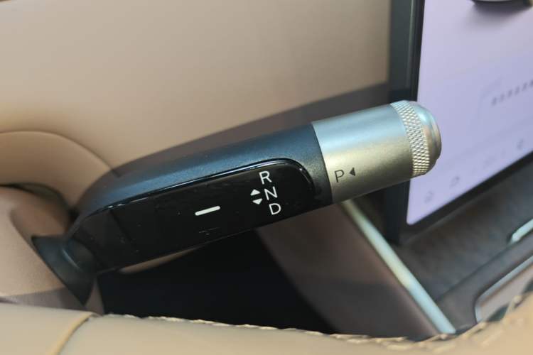 Used ONVO Luxeed L90 2025 Model—Max Six-Seater Version Gear Lever