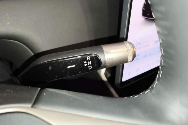 Used ONVO Luxeed L90 2025 Model—Ultra Six-Seater Version Gear Lever