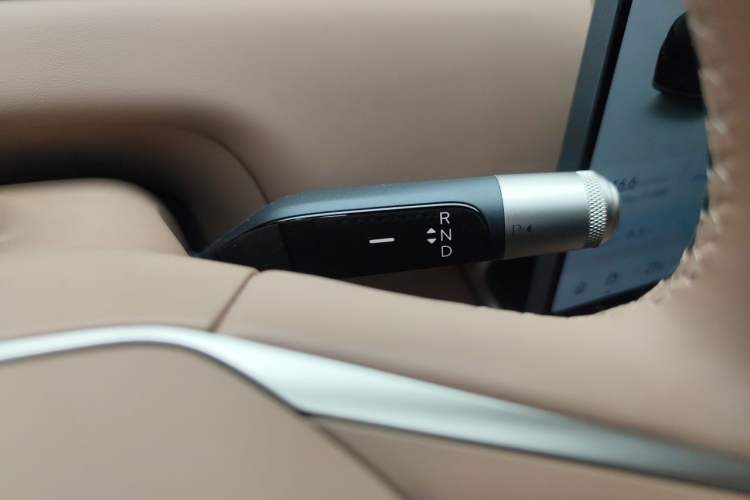 Used ONVO Luxeed L90 2025 Model—Ultra Six-Seater Version Gear Lever