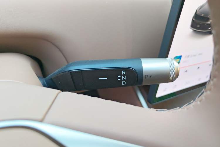Used ONVO Luxeed L90 2025 Model—Max Six-Seater Version Gear Lever