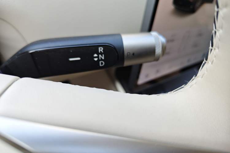 Used ONVO Luxeed L90 2025 Model—Max Seven-Seater Version Gear Lever