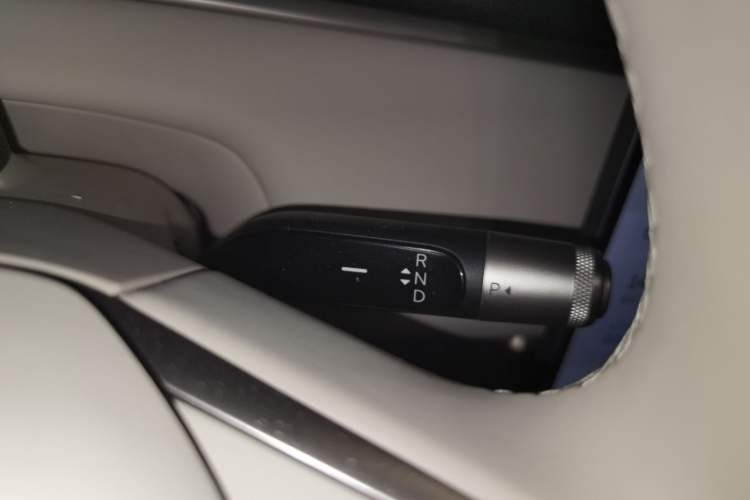 Used ONVO Luxeed L90 2025 Model—Black Knight Special Edition—Six-Seater Gear Lever