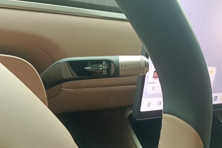 Used ONVO Luxeed L90 2025 Model—Max Six-Seater Version Gear Lever
