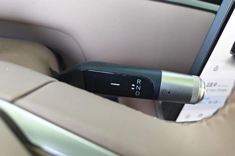 Used ONVO Luxeed L90 2025 Model—Ultra Six-Seater Version Gear Lever