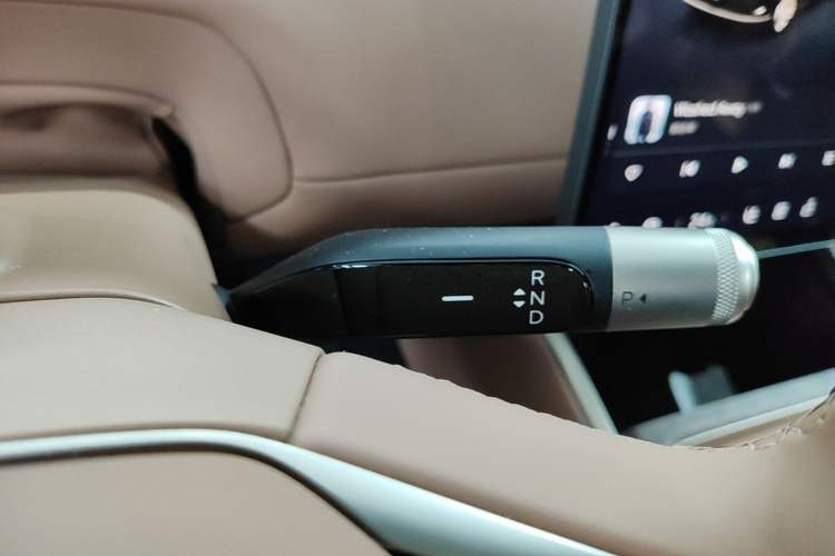 Used ONVO Luxeed L90 2025 Model—Max Seven-Seater Version Gear Lever