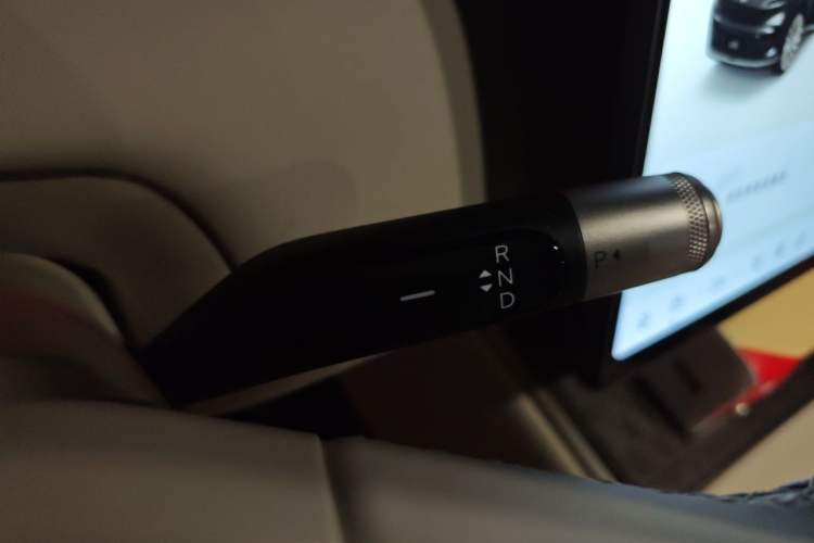 Used ONVO Luxeed L90 2025 Model—Max Six-Seater Version Gear Lever