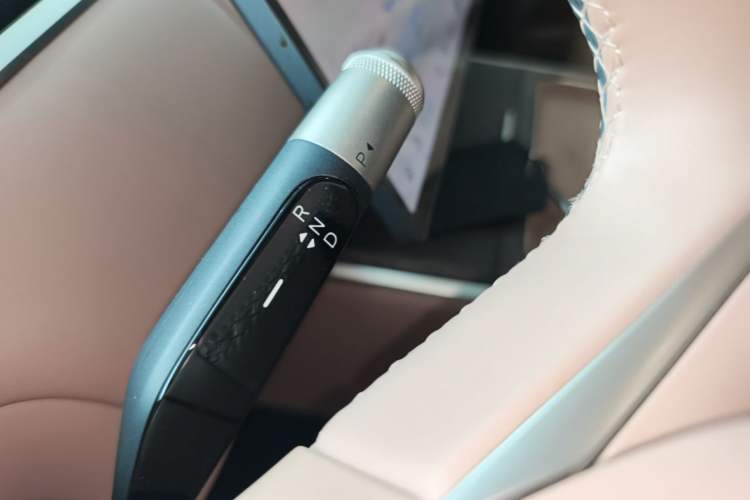 Used ONVO Luxeed L90 2025 Model—Ultra Six-Seater Version Gear Lever