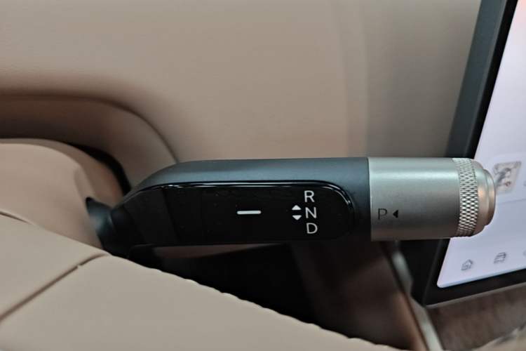 Used ONVO Luxeed L90 2025 Model—Black Knight Special Edition—Six-Seater Gear Lever