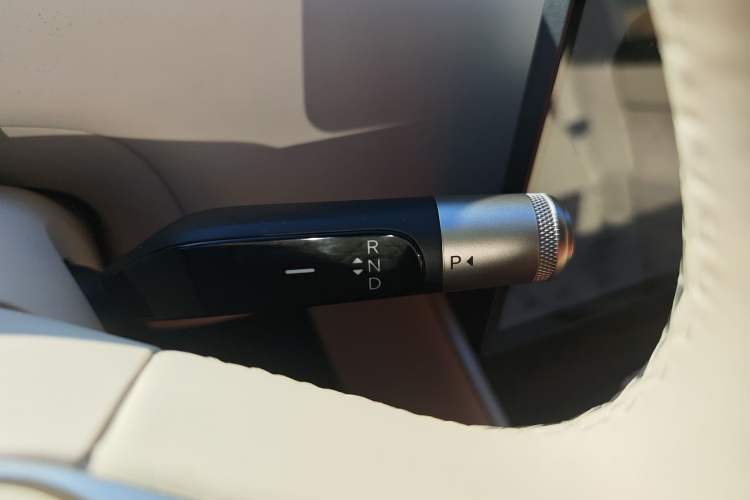 Used ONVO Luxeed L90 2025 Model—Ultra Six-Seater Version Gear Lever
