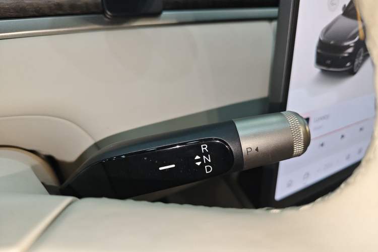Used ONVO Luxeed L90 2025 Model—Max Six-Seater Version Gear Lever