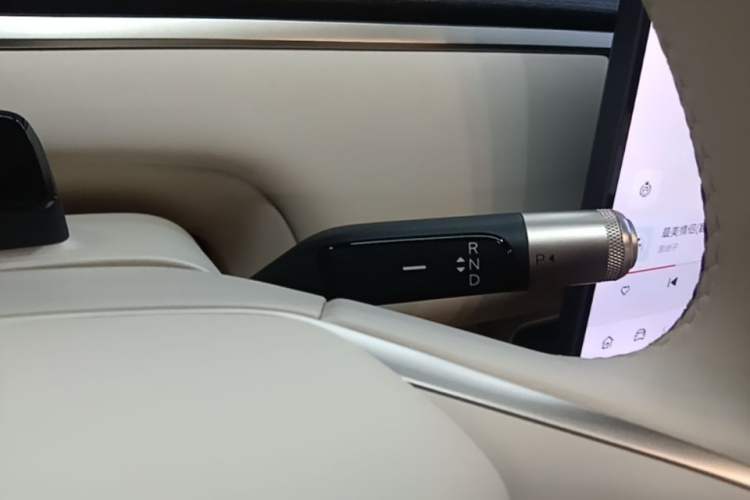 Used ONVO Luxeed L90 2025 Model—Ultra Six-Seater Version Gear Lever