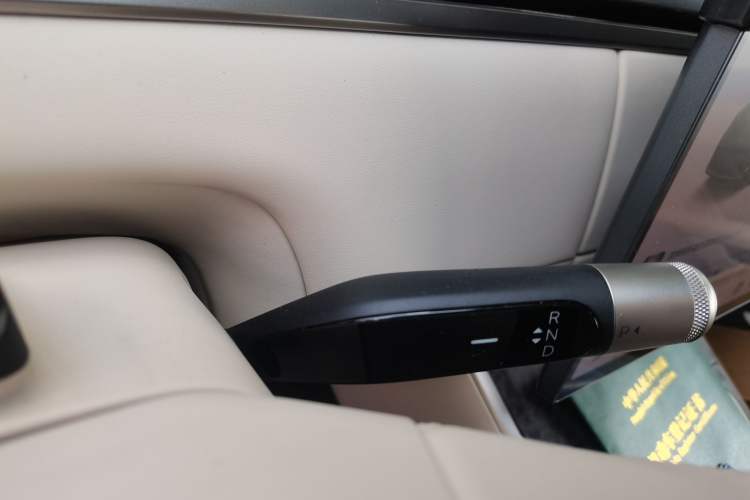 Used ONVO Luxeed L90 2025 Model—Ultra Six-Seater Version Gear Lever