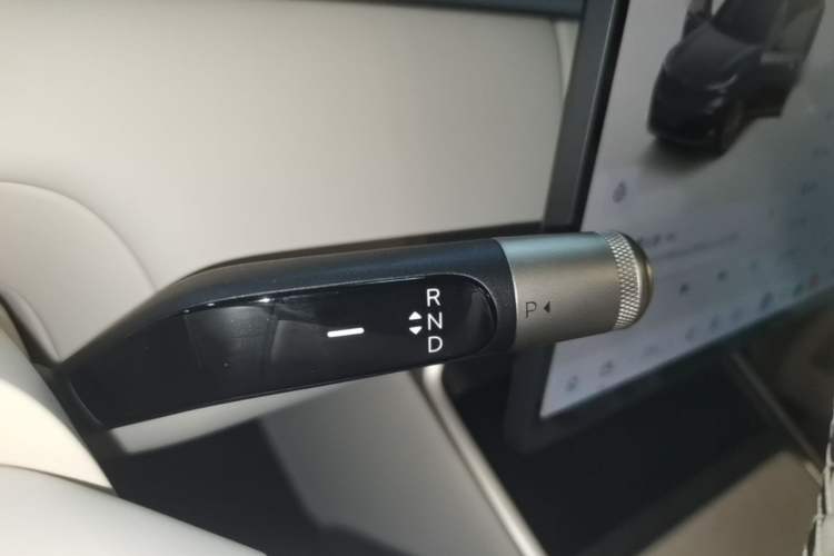 Used ONVO Luxeed L90 2025 Model—Ultra Six-Seater Version Gear Lever