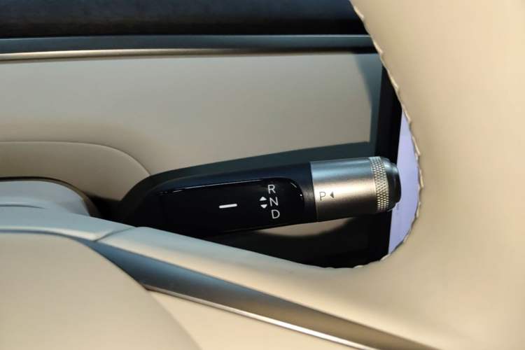 Used ONVO Luxeed L90 2025 Model—Max Six-Seater Version Gear Lever