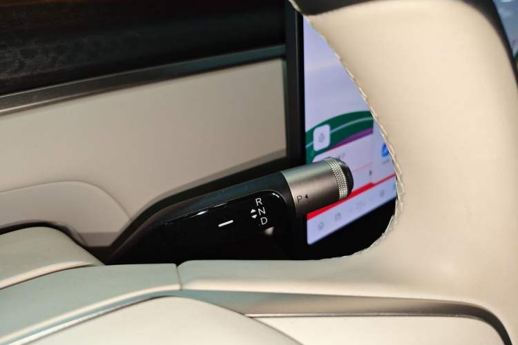 Used ONVO Luxeed L90 2025 Model—Ultra Six-Seater Version Gear Lever