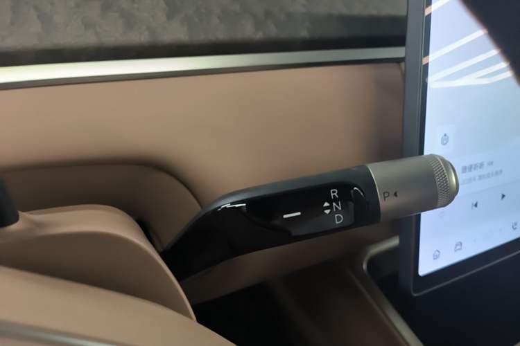 Used ONVO Luxeed L90 2025 Model—Max Six-Seater Version Gear Lever